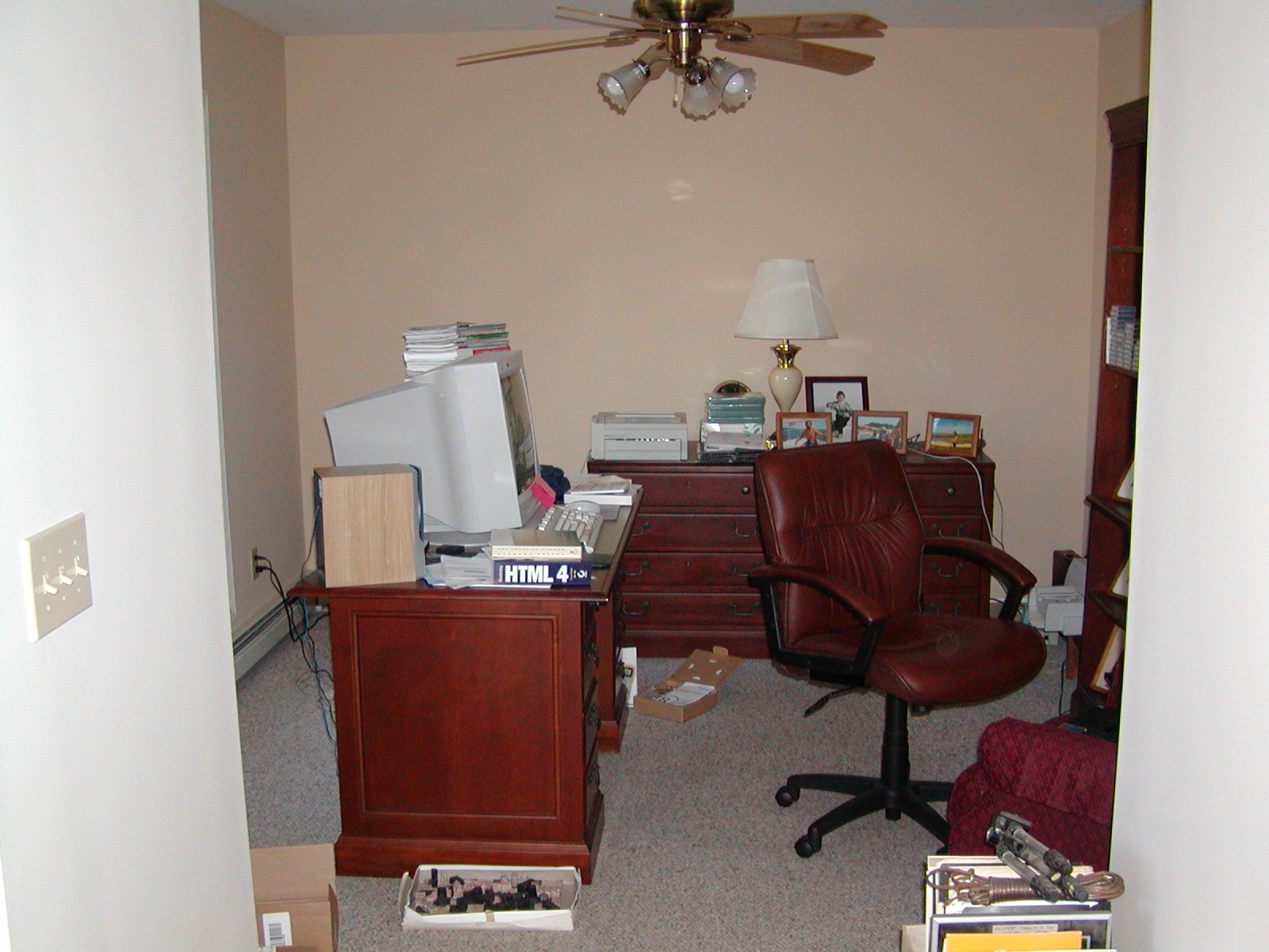 No description provided for: /2002/04-06/0503-bob+jill+joan/office-01.html