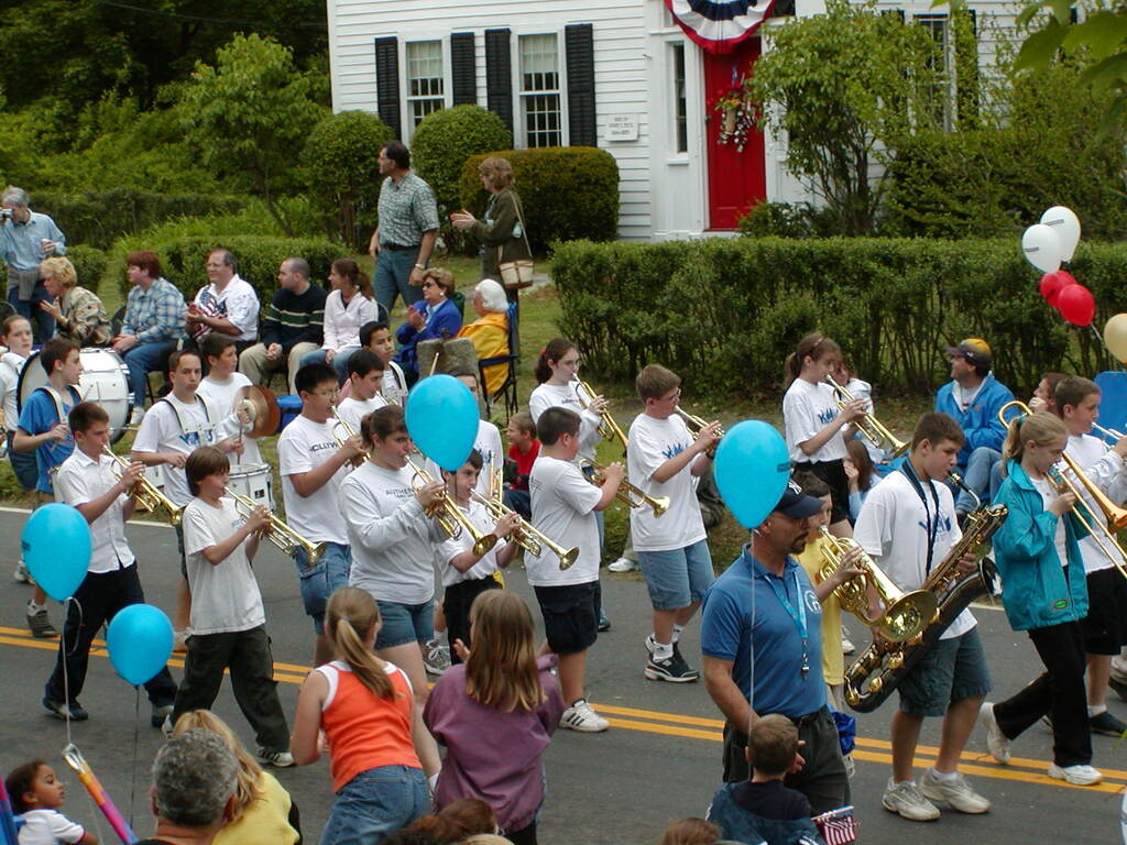 No description provided for: /2002/04-06/0526-parade/_2/photo37.html
