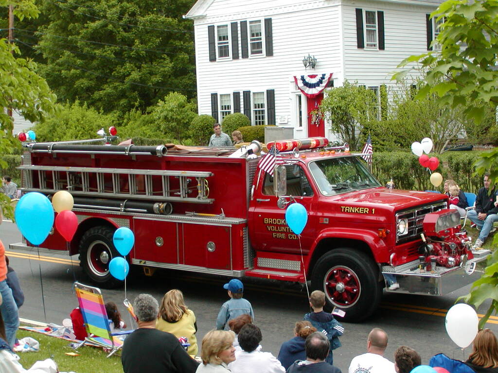 No description provided for: /2002/04-06/0526-parade/_2/photo42.html