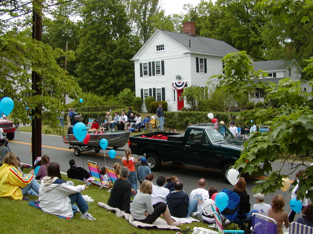 No description provided for: /2002/04-06/0526-parade/_2/photo43.html