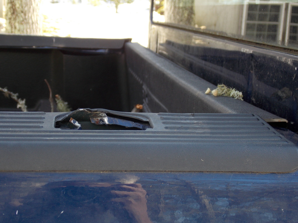 No description provided for: /2013/01-03/0212-truck-damage/photo05.html