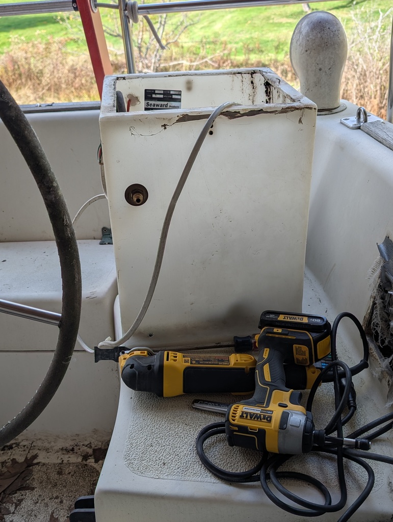 No description provided for: /2025/10-12/1023-boat-propane/photo03.html